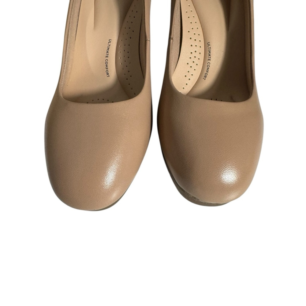 Size 8 Clarks Warm Beige/Nude Leather Heels Ambyr2 Bradley Round Toe Classic - Picture 4 of 9